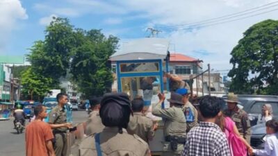 Sejumlah payung dan gerobak PKL Disita Satpol PP Padang, Senin (17/7/2023).