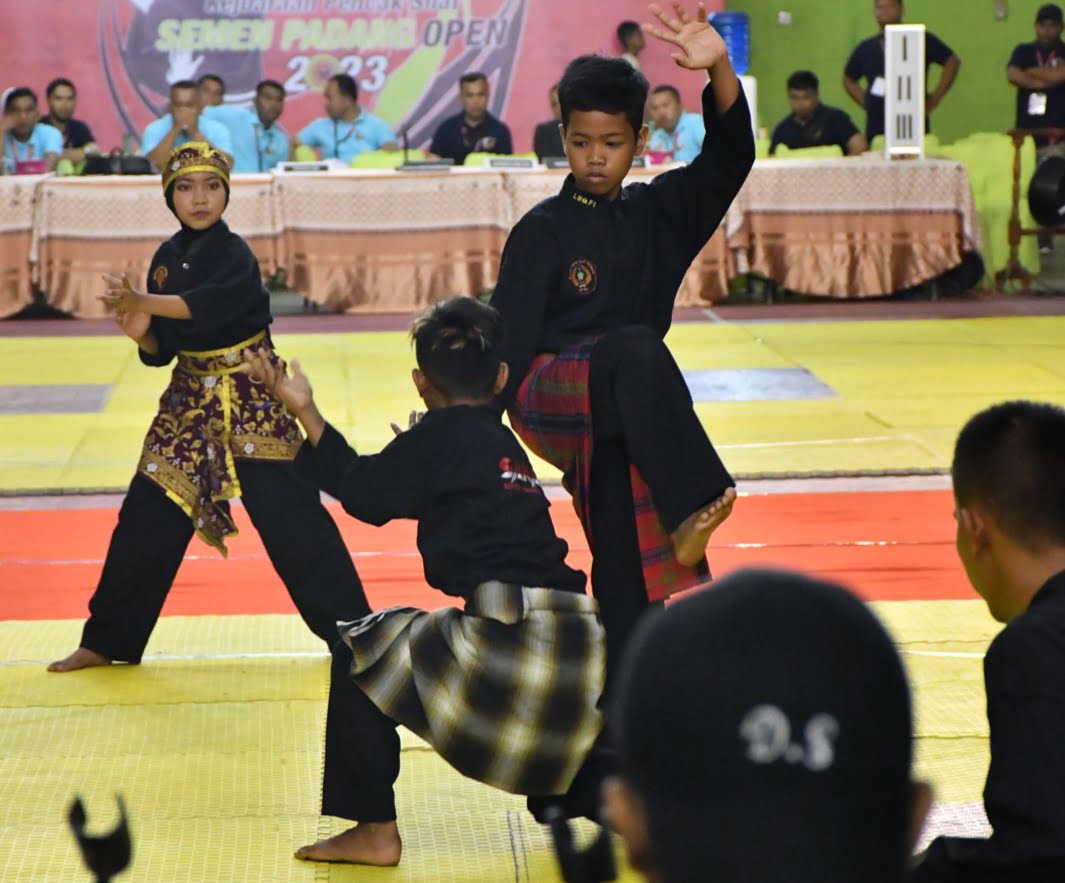 Dua pesilat beradu kemampuan di Kejuaraan Pencak Silat Semen Padang Open 2023.