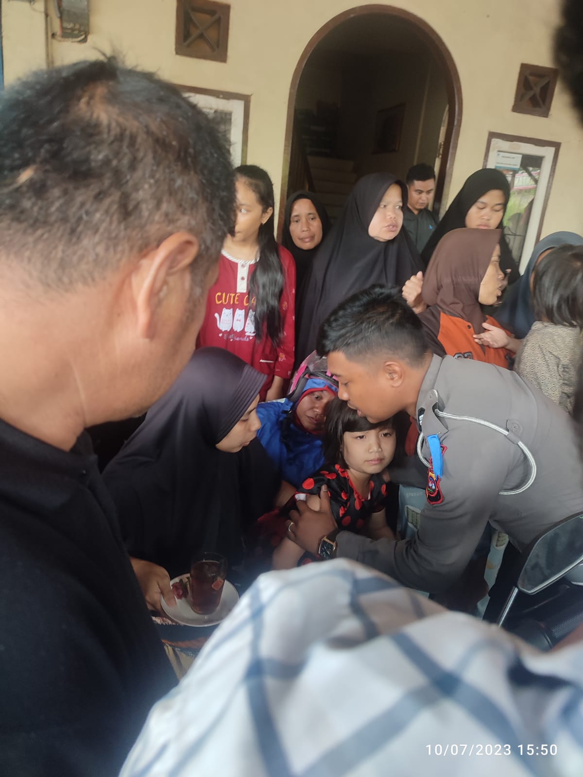 Petugas Polres Padangpanjang saat mengamankan anak yang menjadi korban penculikan anak di Kelurahan Ganting Kecamatan Padangpanjang Timur.