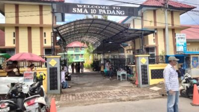 Calon walimurid mendaftarkan anaknya melalui jalur zonasi di SMA negeri 10 Padang beberapa waktu lalu.