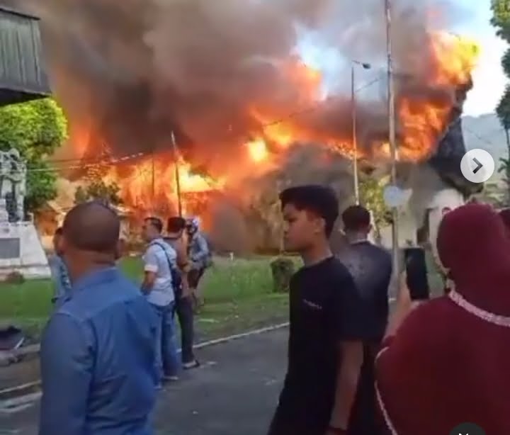 Api membumbung tinggi di komplek eks PT Sumatex Subur, Rimbo Data, Kamis (27/7/2023) sore sekitar pukul 18.00 WIB.