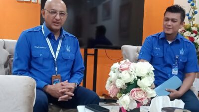 Direktur Perumda AM Kota Padang, Hendra Pebrizal (kanan) bersama Asisten Humas Ardi Zein saat memberikan keterangan mengenai program super diskon.
