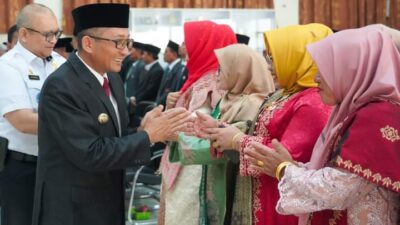 Walikota Padang, Hendri Septa memberikan ucapan selamat kepada beberapa kepala sekolah yang di lantik.