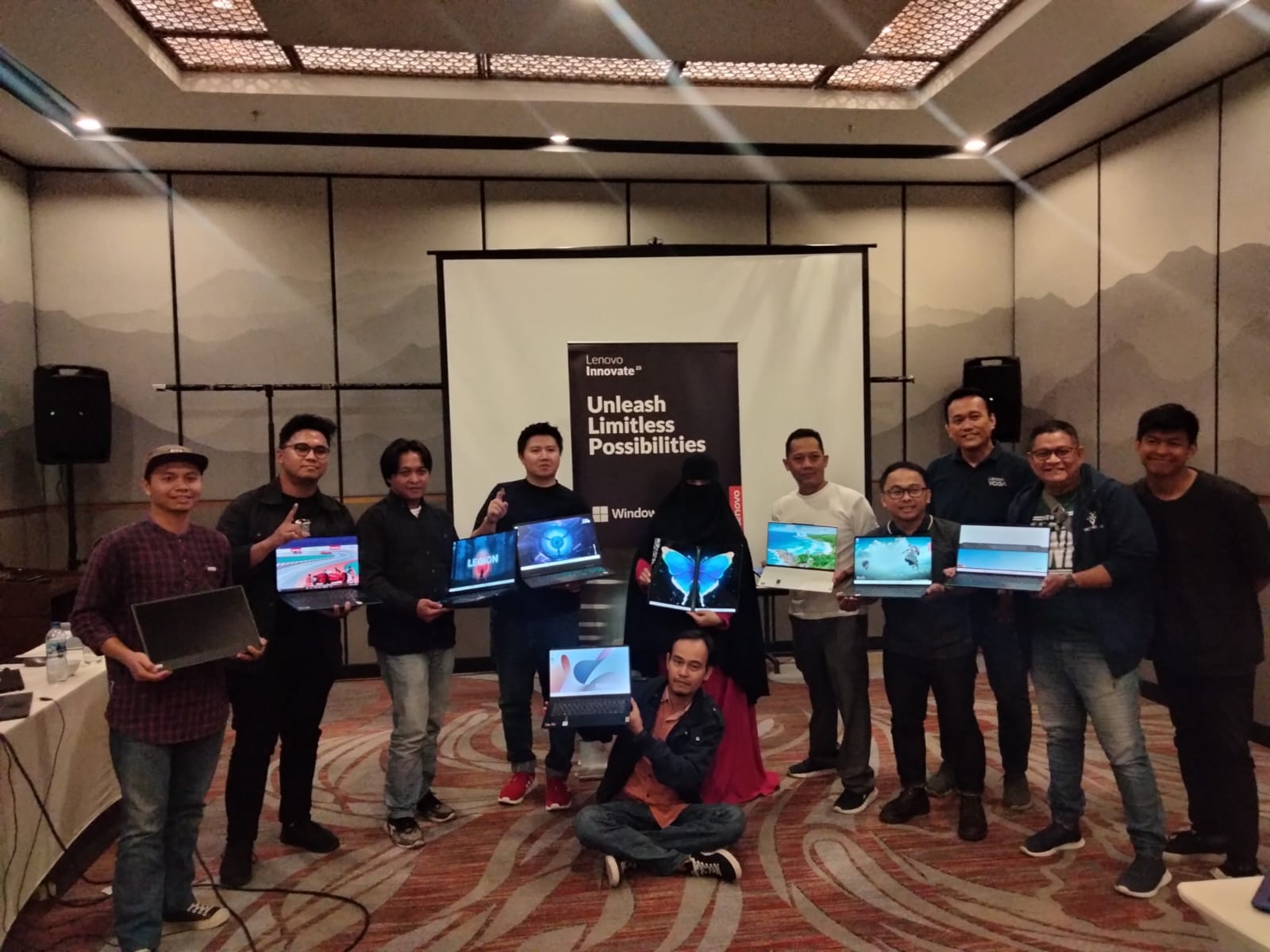 Sejumlah awak media berfoto bersama dengan produk Lenovo.