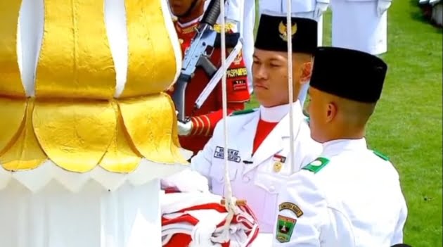 SMA Negeri 1 Padang Alfin  (kanan) terpilih bertugas sebagai penggerek bendera Merah-Putih pada upacara HUT RI ke-78 di Istana Negara, Kamis (17/8/2023) pagi.