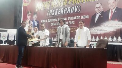 Penyerahan hasil sidang pleno Rakerprov KONI Sumbar kepada pimpinan sidang.