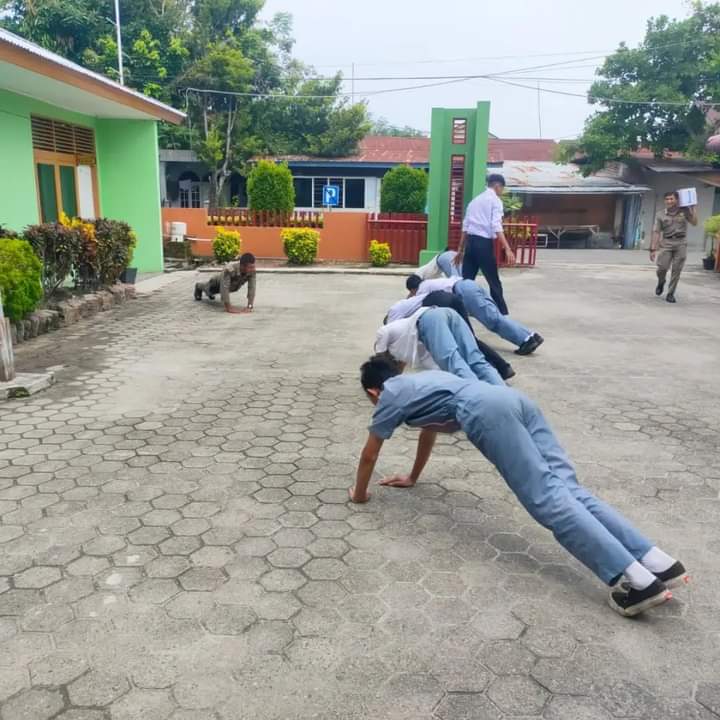 Para siswa yang kedapatan bolos menjalani sanksi disiplin.