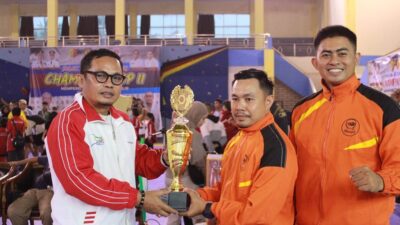 Ketua KONI Kota Solok, Rudi Horizon menyerahkan piala juara umum di Kejurda karate Solok Championship II.