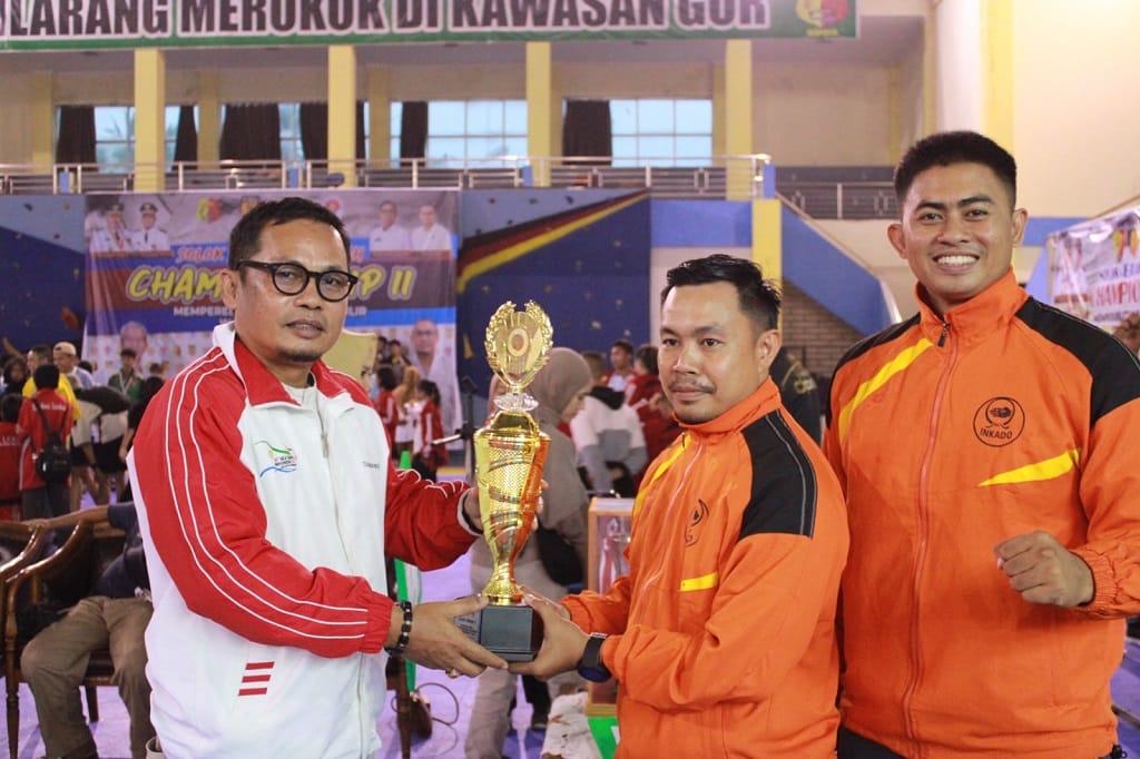 Ketua KONI Kota Solok, Rudi Horizon menyerahkan piala juara umum di Kejurda karate Solok Championship II.