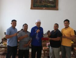 Mantan Karyawan PT Inkud Serahkan Plakat Pada Bupati Pasaman Barat