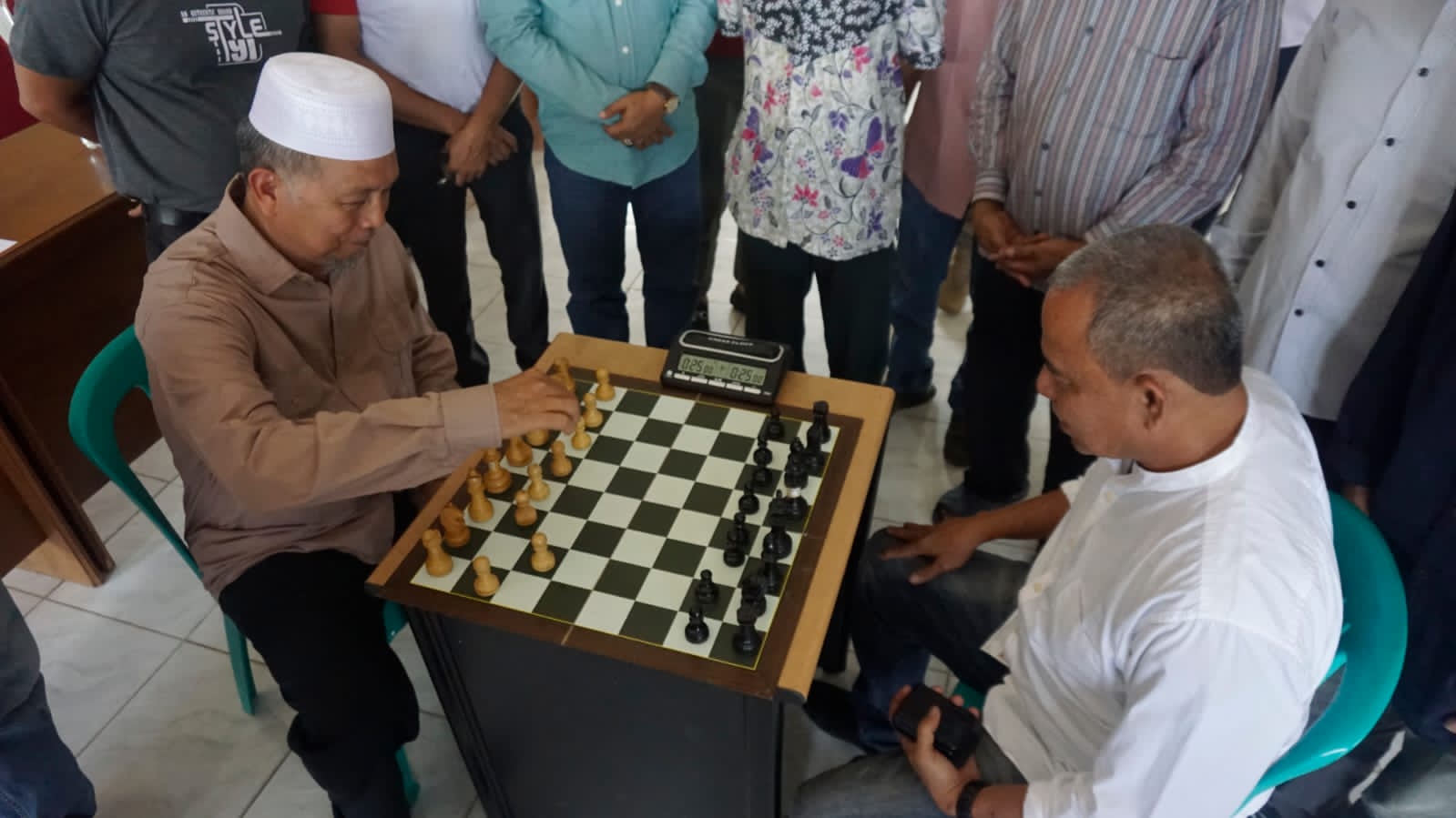 Bupati Pasaman Hamsuardi ikut bermain usai membuka Kejuaraan Catur Bupati Cup Pasbar 2023.