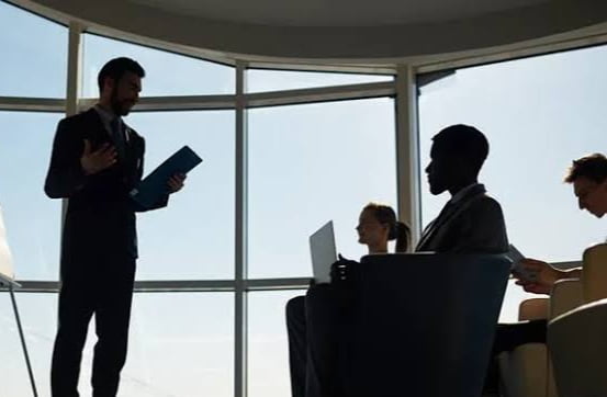 Ilustrasi Asisten Manager.