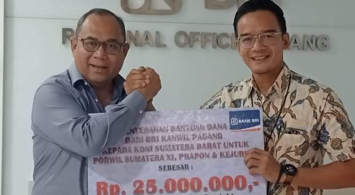 Head BRI Regional Padang, Zaki Abdul Ghani menyerahkan bantuan secara simbolis kepada Ketua KONI Sumbar, Ir Ronny Pahlawan.