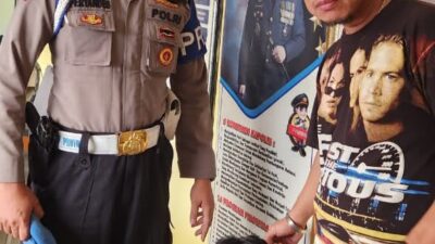 Tersangka R ketika diamankan oleh personel Polresta Padang.