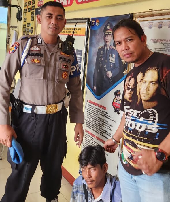 Tersangka R ketika diamankan oleh personel Polresta Padang.