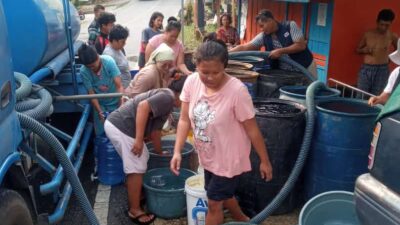 Musim kemarau panjang melanda, Perumda Air Minum Kota Padang terus distribusikan air ke masyarakat.