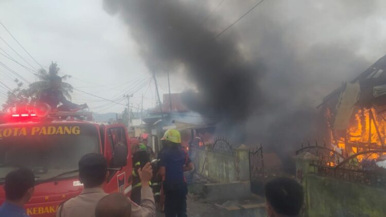 Tim pemadam kebakaran terlihat sedang berusaha menjinakkan api.