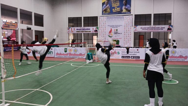 Tim Sepak Takraw Sumbar saat melakukan latihan.