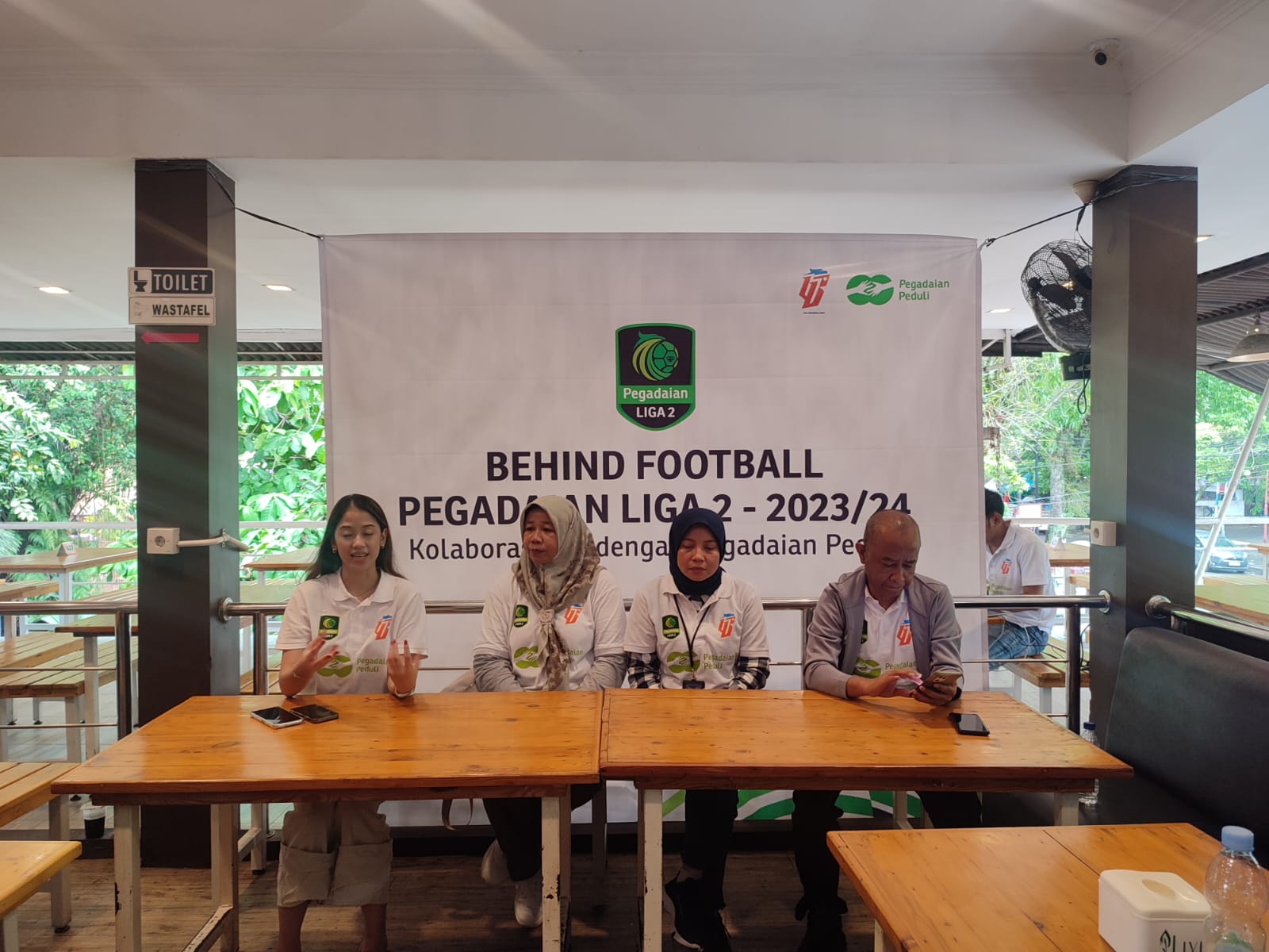 Chief of Business PT Liga Indonesia Baru (LIB) Budiman Dalimunthe memberikan keterangan kepada sejumlah awak media di Padang.