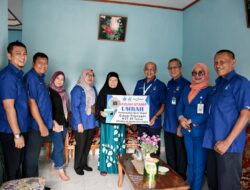 Selamat, Ernawati dan Srimulidar Terima Hadiah Umrah dari Perumda Air Minum Kota Parang