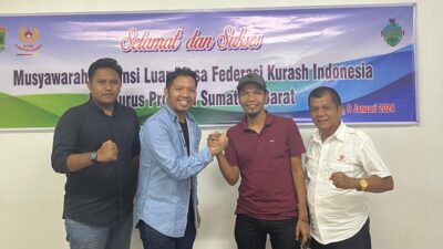Ketua Pengprov Kurash Indonesia Sumbar Faisal Budiman (dua dari kanan) berfoto usai terpilih.