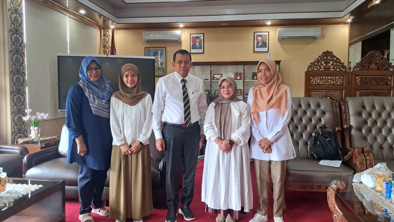 Rektor UNP Prof. Ganefri, Ph.D, berfoto bersama dengan empat orang dosen yang akan melaksanakan PKM Internasional di Kamboja.