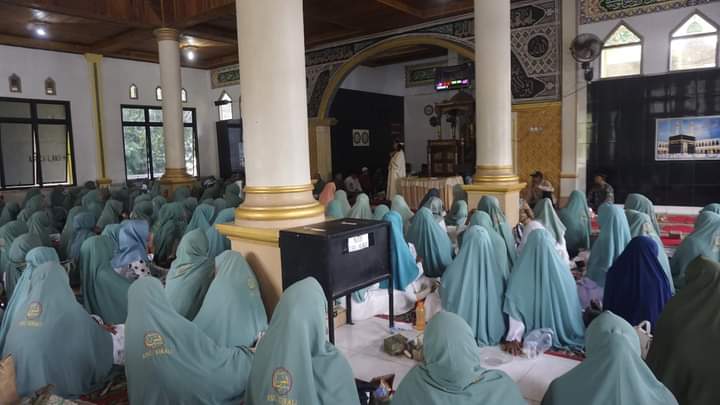 Wabup Pasaman Barat Risnawanto menghadiri pengajian rutin wirid yasin di Masjid Nurul Huda Tampuniak Kinali.