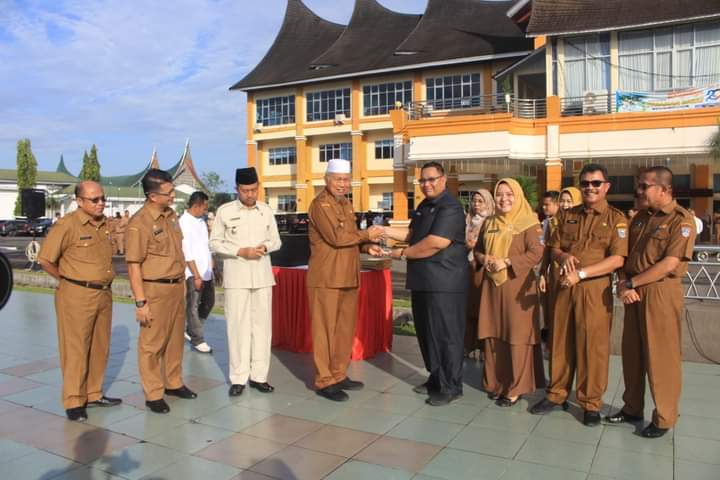 Apel gabungan perdana, Pemkab Pasbar terima sejumlah penghargaan.