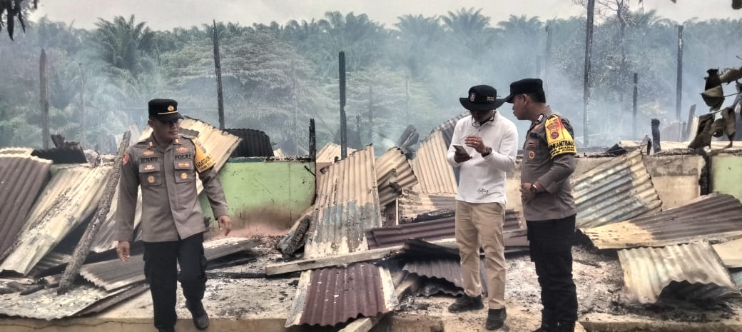 Belasan Mes milik  PT Incasi Raya jadi abu di Nagari Sinamar, Dharmasraya.