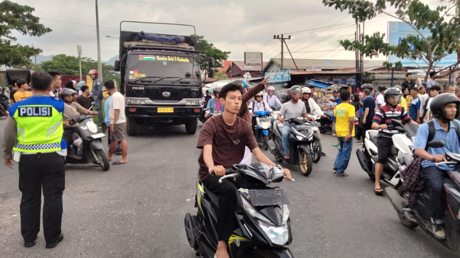 Situasi kemacetan di Jalan Bypass usai terjadi ledakan di SPH Padang.