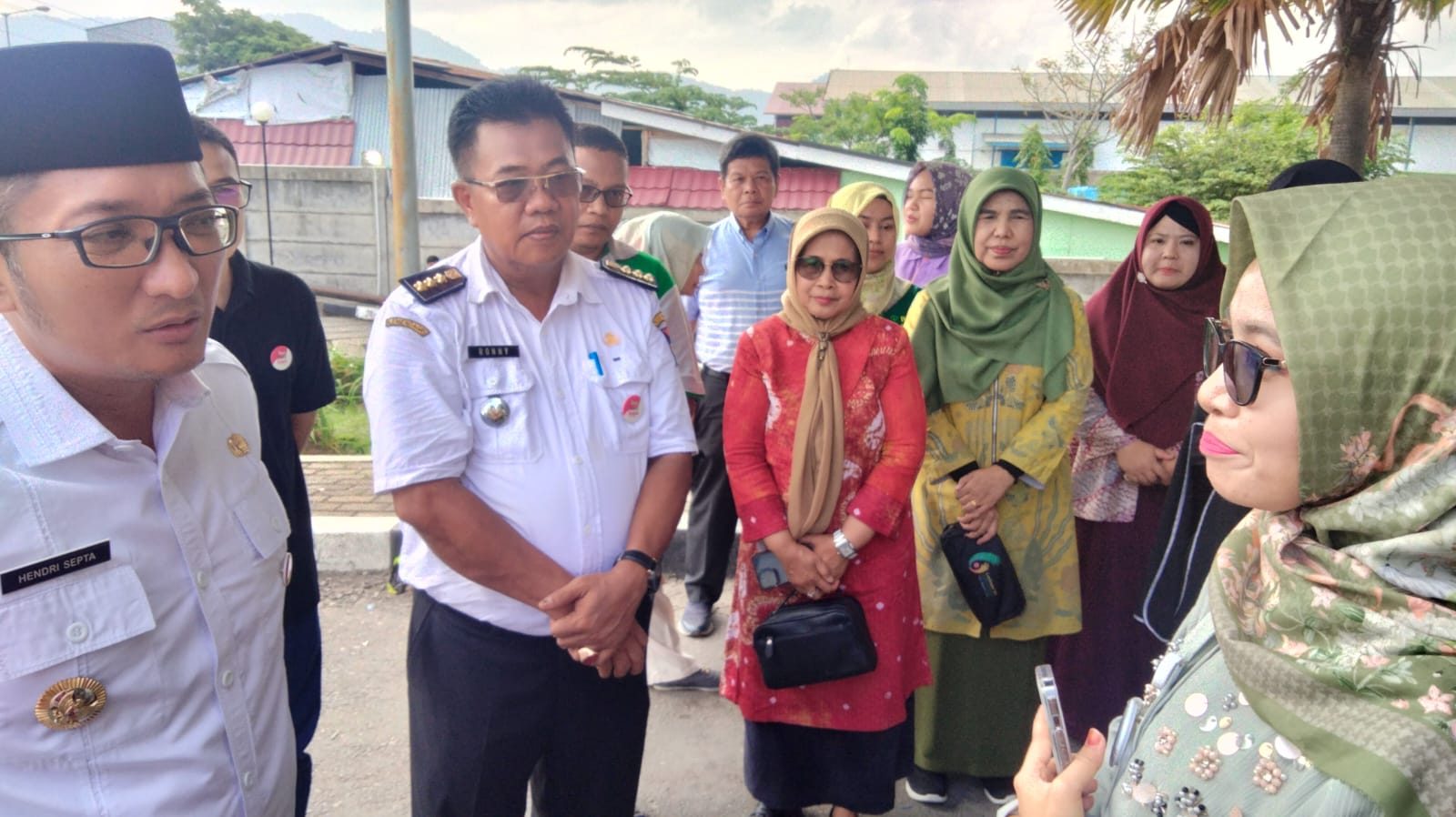 Walikota Padang Hendri Septa saat mengunjungi SPH pasca ledakan kemarin.