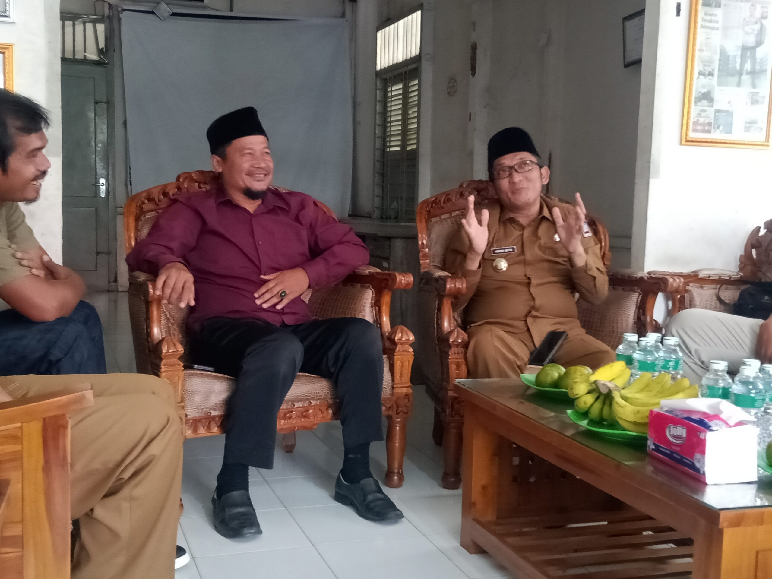 Wako Padang Hendri Septa (kanan) di dampingi Pemred Rakyat Sumbar, Sukri Umar saat kunjungan ke rumah Rakyat Sumbar, Senin (81/2024).