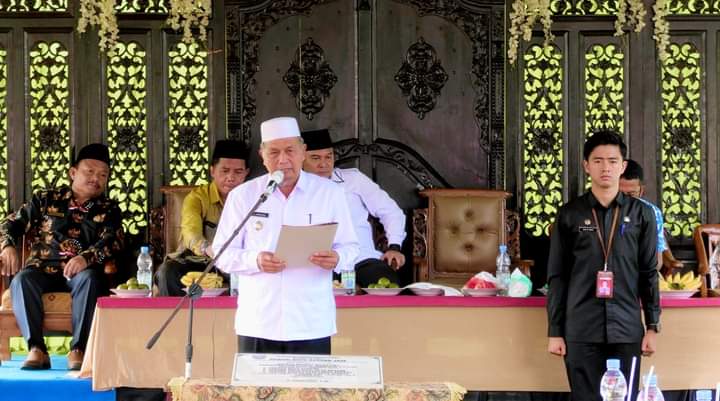 Bupati Pasbar Hamsuardi.