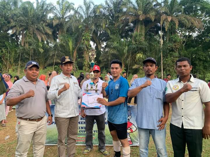 Wabup Pasbar Risnawanto  menutup open turnamen Slsepakbola Mini Repoper ke-VIII.