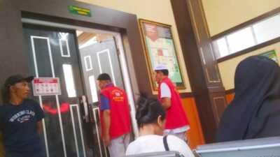 Terdakwa Reni Rani saat digiring petugas ke ruang sidang.
