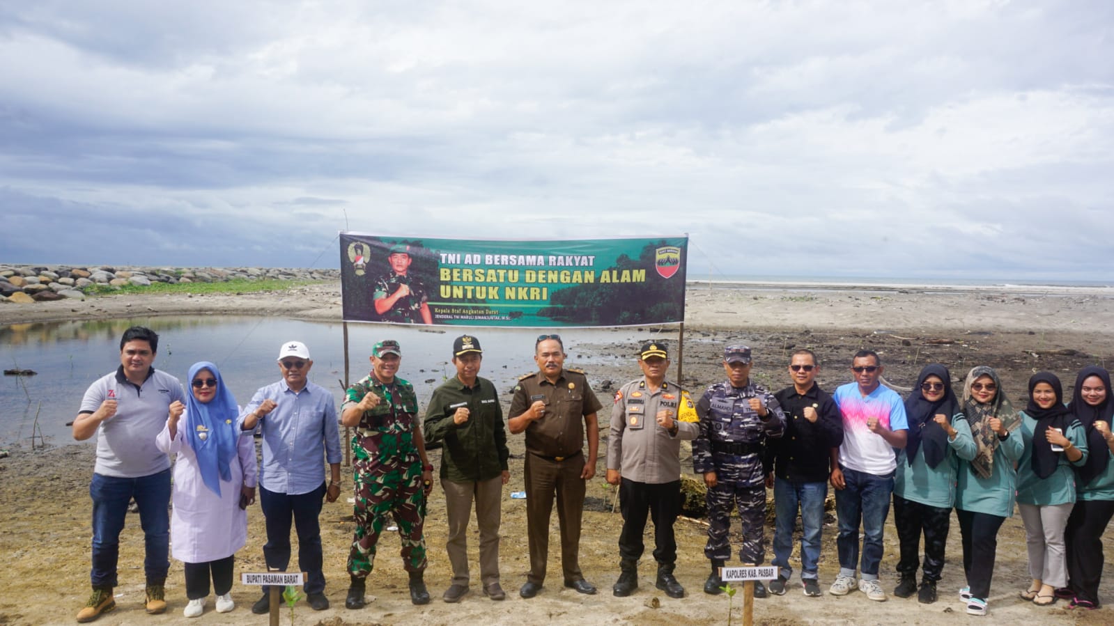 Sebanyak 340 bibit mangrove di tanam di Pantai Muro Tanjung.