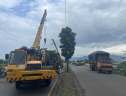 Perumda AM Padang Kerahkan 2 Crane untuk Pindahkan Jembatan Pipa