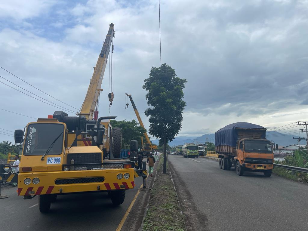 Perumda AM Padang mengerahkan 2 unit Crane untuk memindahkan jembatan pipa di kawasan Pegambiran.