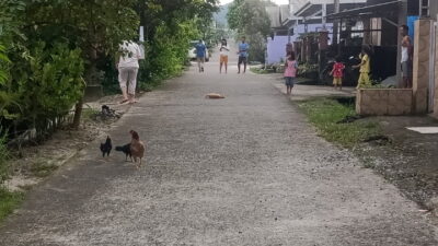 Beberapa warga Kota Padang terlihat ke luar rumah ketika gempa terjadi, Senin (5/2/2024) pagi.