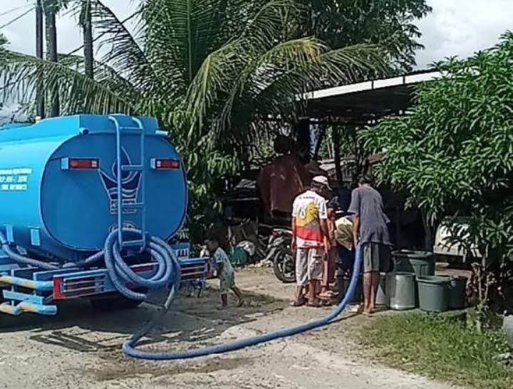 Perumda AM Kota Padang menurunkan mobil tangki guna mengantisipasi dampak kebocoran pipa.