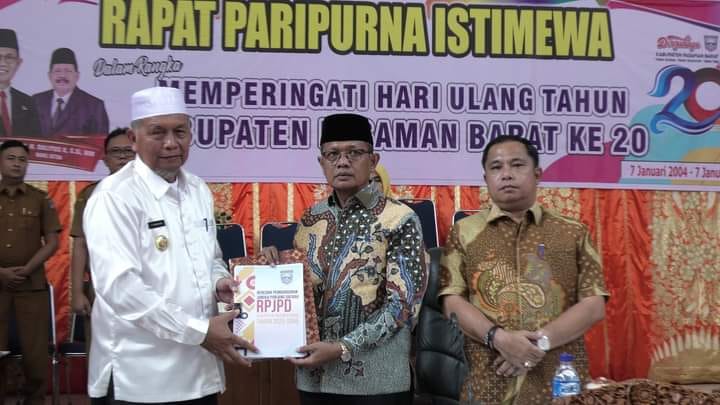 Bupati Hamsuardi sampaikan 19 usulan Propemperda Kabupaten Pasaman Barat tahun 2024.