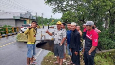 Wakil Ketua II DPRD Kabupaten Pasaman H. Daliyus K.S. Si. MM meninjau lokasi banjir yang menimpa Nagari Koto Gadang Jaya (Koja) Kecamatan Kinali.