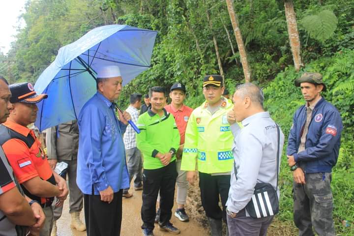 Bupati Pasaman Bart Hamsuardi bersama Kapolres Pasbar AKBP Agung Tribawanto saat meninjau longsor Rimbo Kejahatan Talamau.