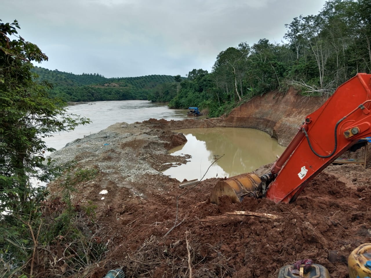 Kondisi Sungai Batang Hari yang makin memprihatinkan ulah aktivitas tambang emas di kawasan tersebut.