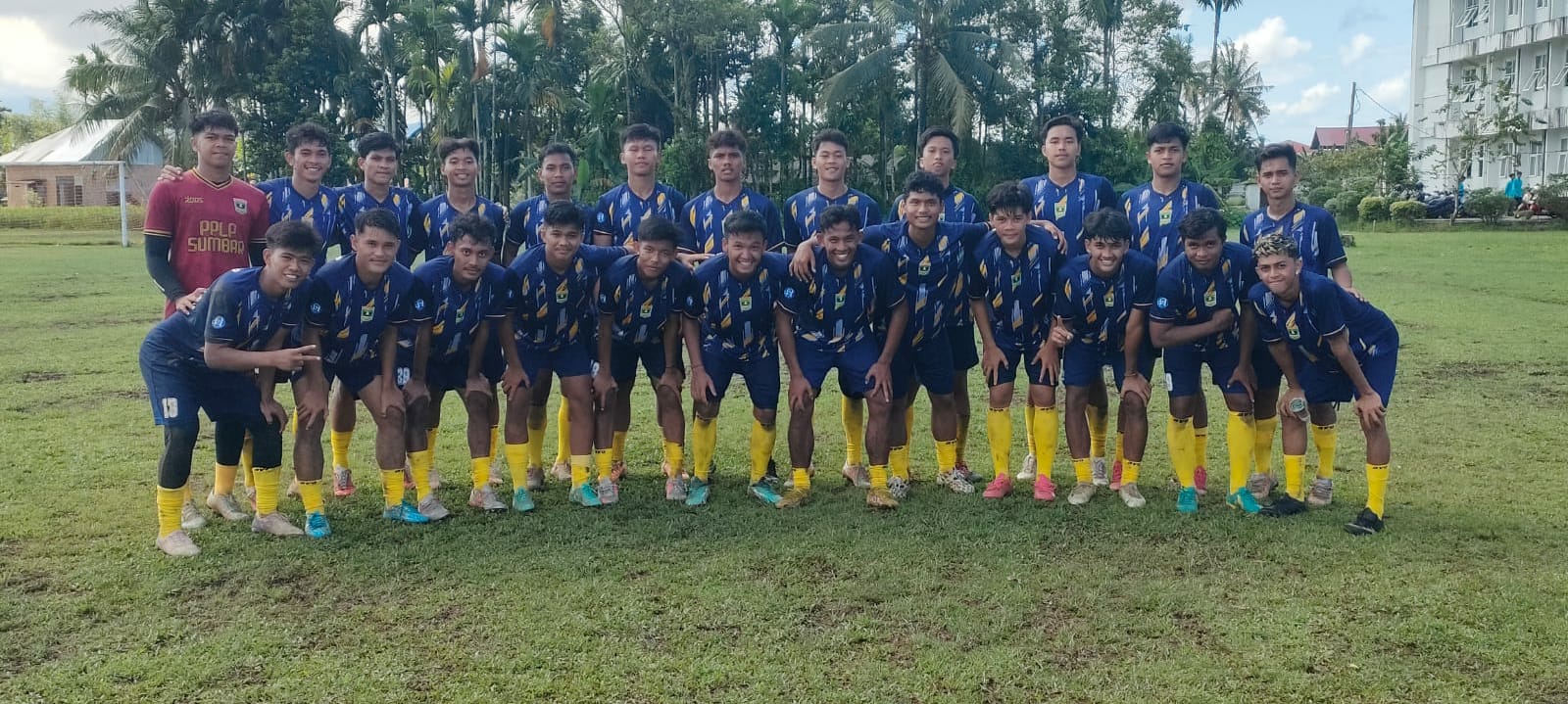 25 Pemain tim Sepakbola PON Sumbar masuk Mess Semen Padang untuk menjalani latihan sesi Ramadan.