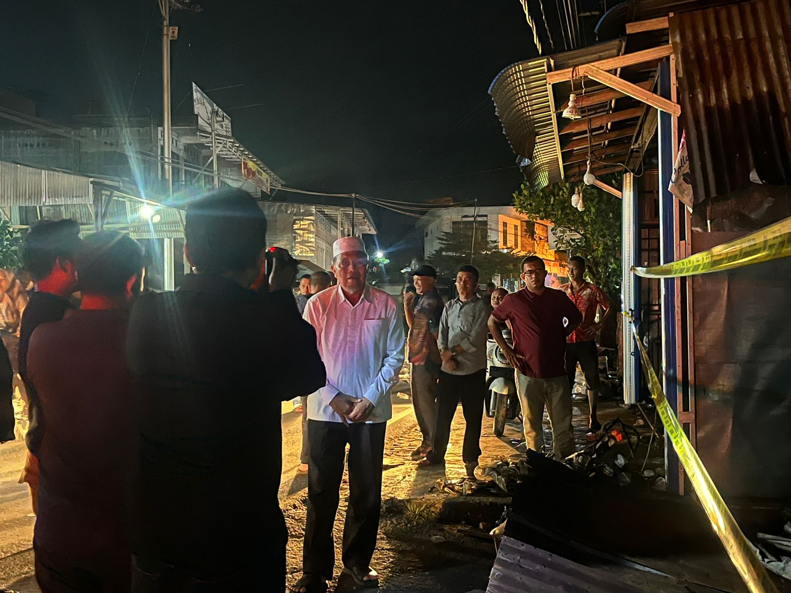 Bupati Pasaman Barat Hamsuardi saat mengunjungi lokasi kebakaran di Ujung Gading.