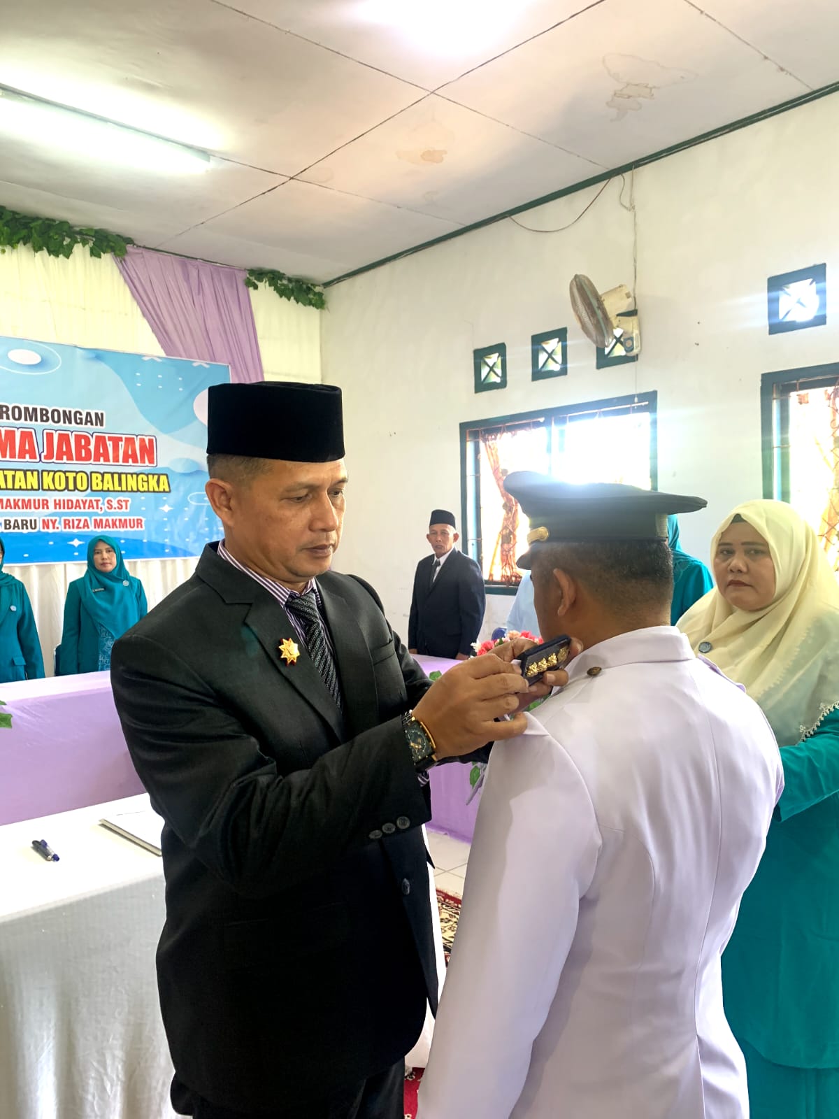 Sekda Pasaman Barat Hendra Putra melakukan Sertijab Camat Koto Balingka dari Bahrul Ilmi Ke Makmur Hidayat.