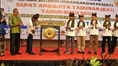 Wako Padang Hendri Septa saat membuka RAT Koperasi Karyawan Perumda Ir Minum Kota Padang.