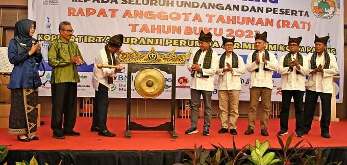 Wako Padang Hendri Septa saat membuka RAT Koperasi Karyawan Perumda Ir Minum Kota Padang.