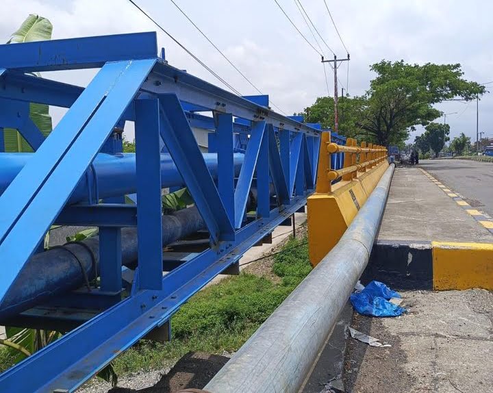 Pekerjaan rekondisi pada jembatan pipa air minum DN 250 GI di sisi jembatan Pegambiran di mulai.